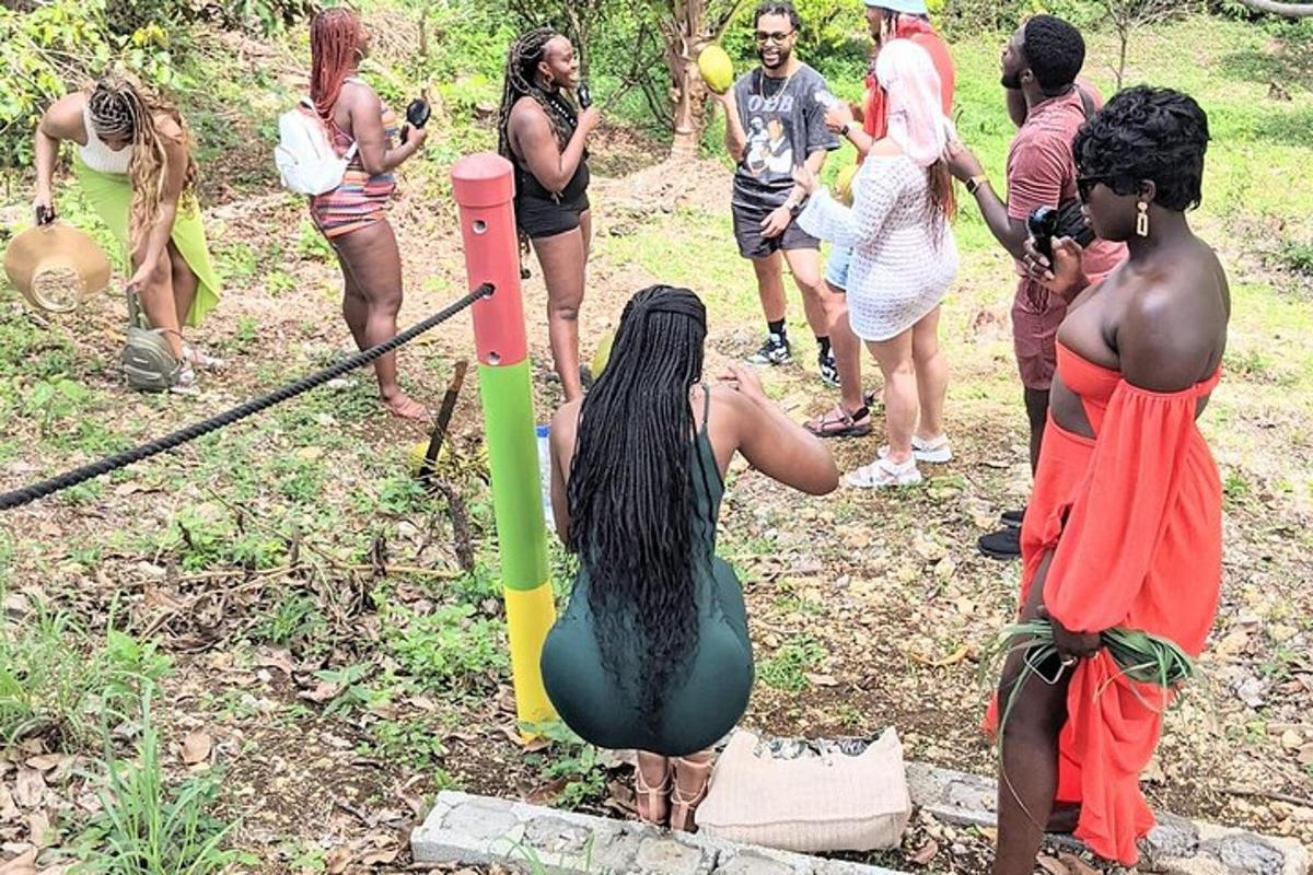 un grup de persones jugant a beisbol en un camp
