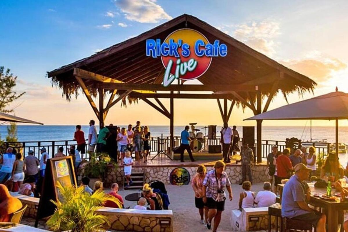dav lidí jdoucích před restaurací