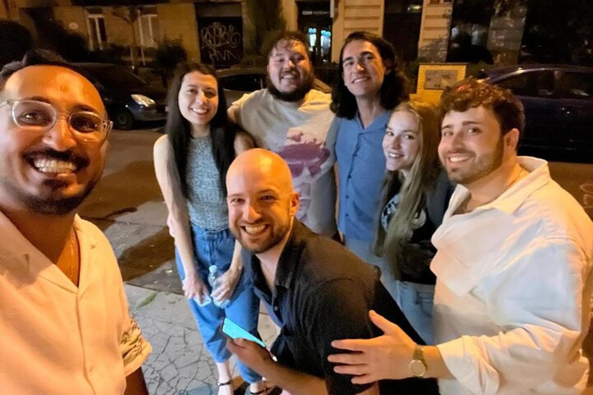 skupina lidí pózujících pro fotografii