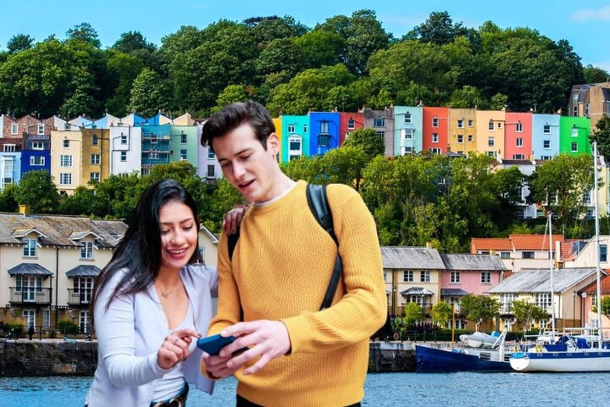 muž a žena se dívají na mobilní telefon