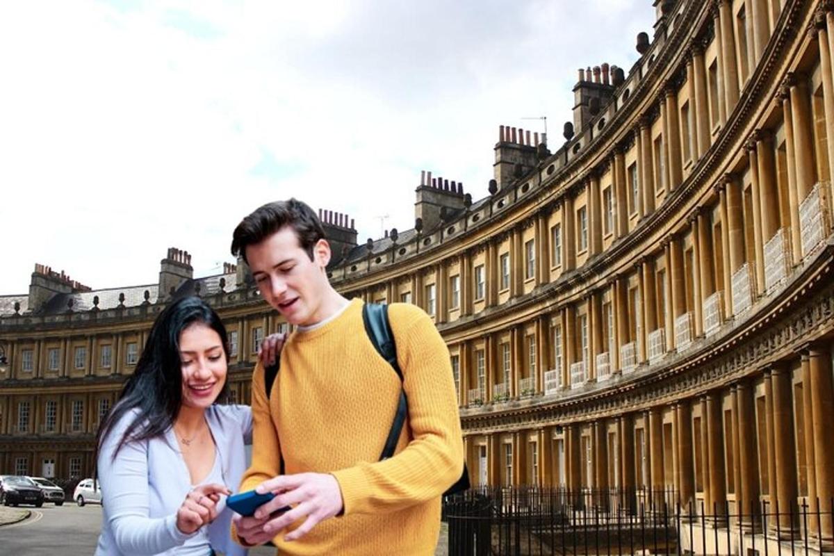 muž a žena se dívají na mobilní telefon před budovou