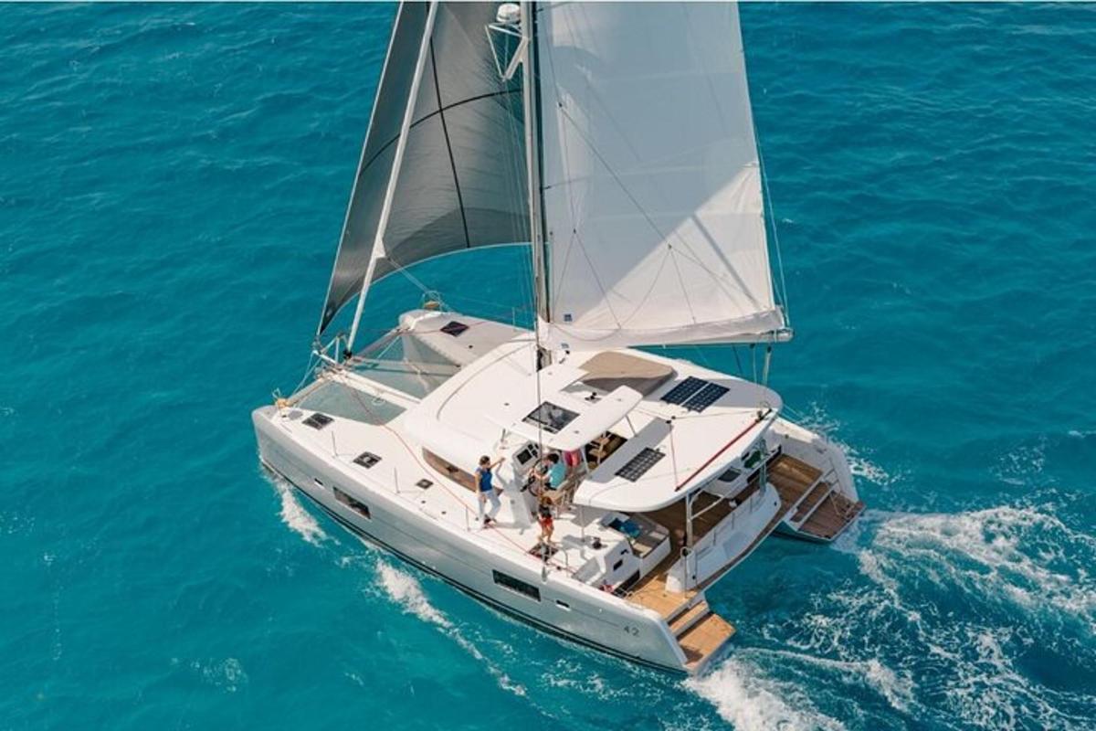 un grupo de personas en un velero en el agua