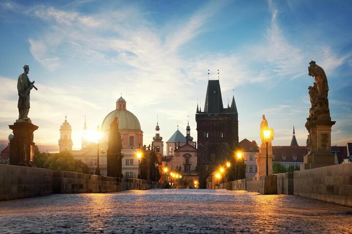 pohľad na mesto pri západe slnka s budovami