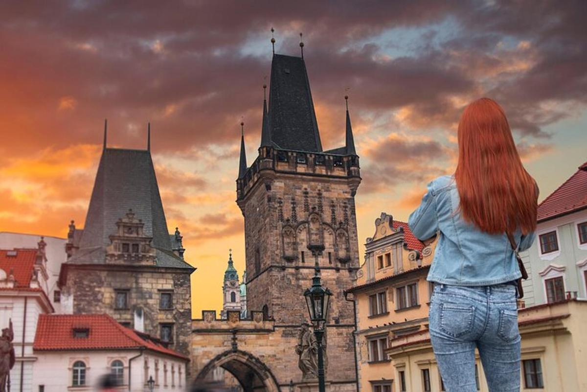 žena s ryšavými vlasmi pozerajúca sa na starú budovu