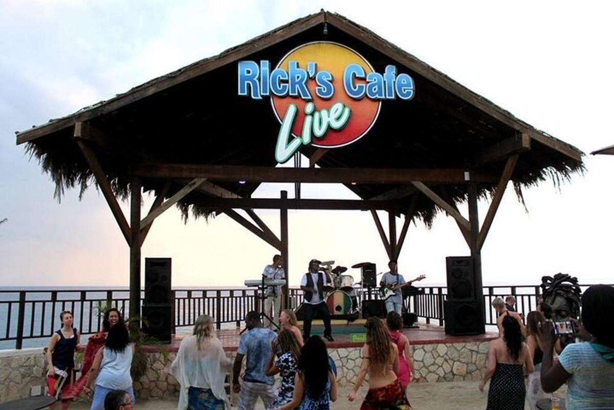 un gruppo di persone in piedi attorno a un palco con una band