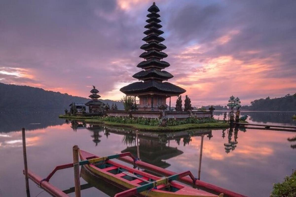 egy pagoda egy szigeten a vízben egy hajóval