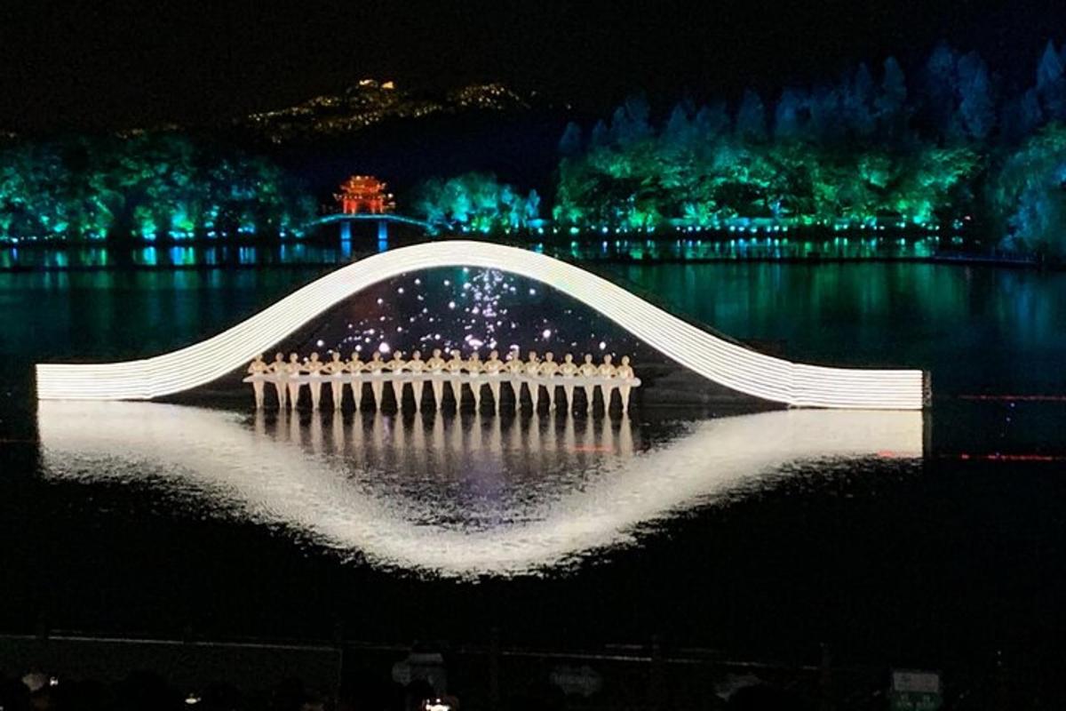 Un puente blanco sobre un cuerpo de agua por la noche.