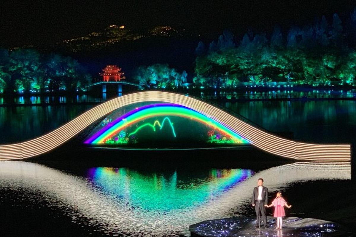 Un puente sobre un lago por la noche con un arcoíris.