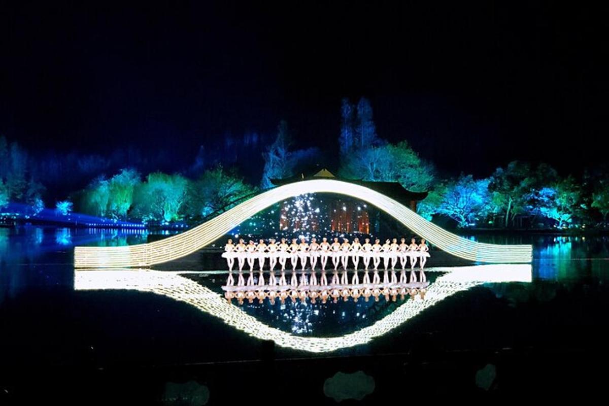 Un puente con luces sobre el agua por la noche.