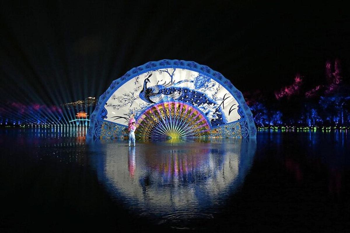 Una exhibición de un carnaval con un arcoíris en el agua.