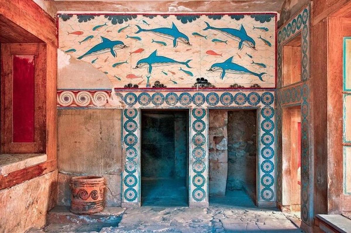 un edifici amb una pintura de dofins a la paret