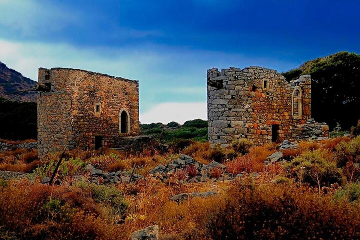 un antic edifici de pedra al mig d'un camp