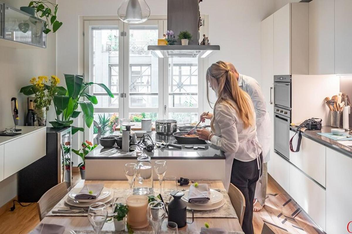 Una mujer parada en una cocina preparando comida.