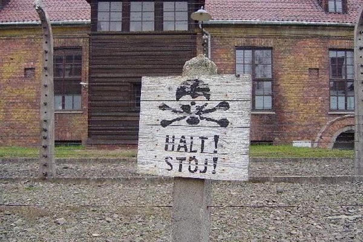 maja ees silt, millel on peatumismärk