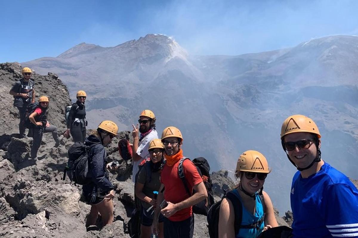 un grupo de personas de pie en la cima de una montaña