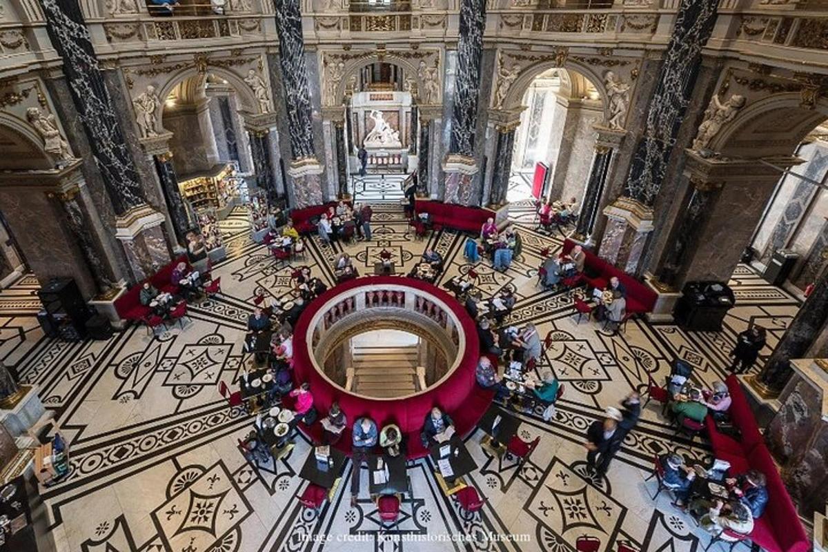 pohled shora na velkou místnost v budově