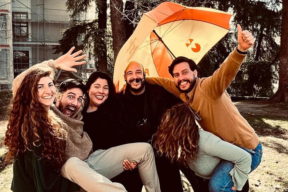 şemsiye ile fotoğraf çektiren bir grup insan