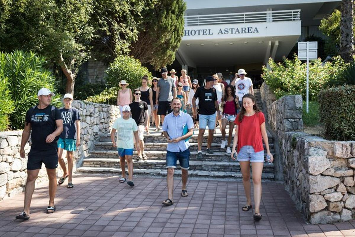 μια ομάδα ανθρώπων που ανεβαίνουν τα σκαλιά ενός κτιρίου