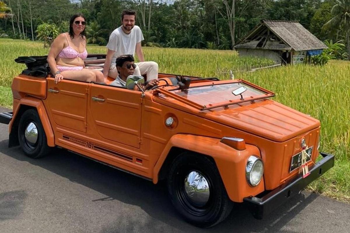 skupina lidí sedících v zadní části oranžového nákladního auta