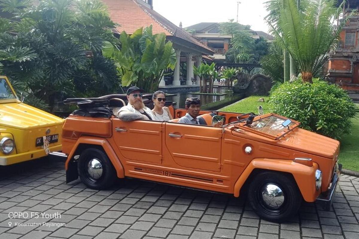 tři muži jedoucí v oranžovém džípu