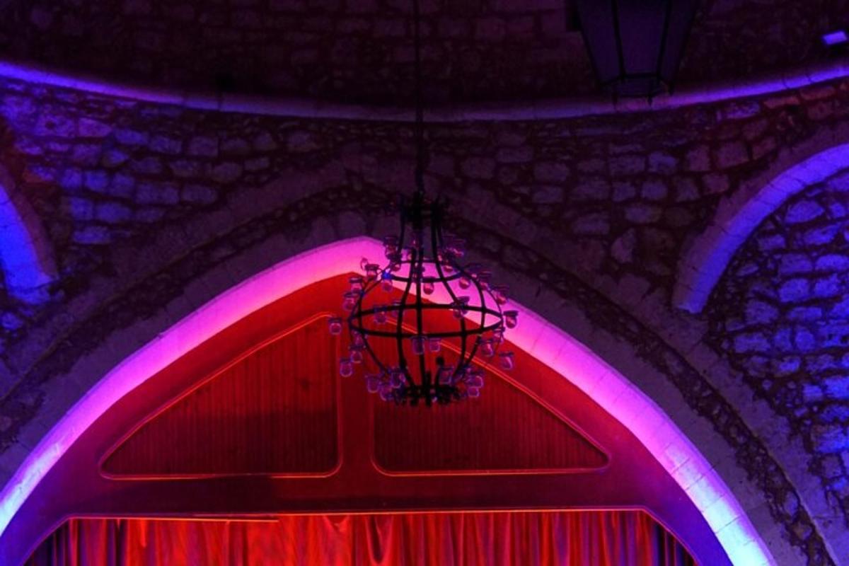 ljósakróna hangandi úr loftinu með fjólubláum og bláum ljósum