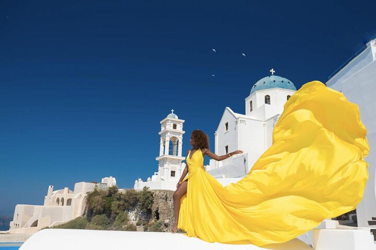 una donna in un vestito giallo in piedi davanti a un edificio