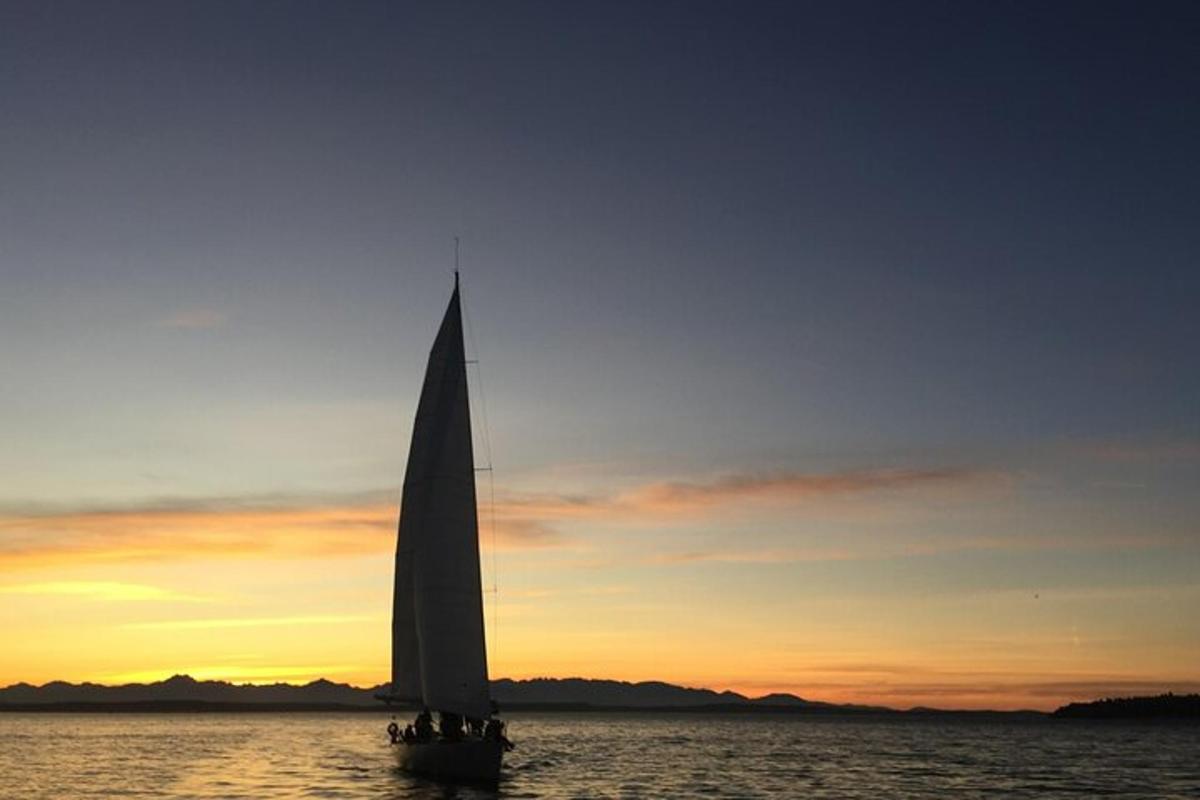 um veleiro na água ao pôr do sol