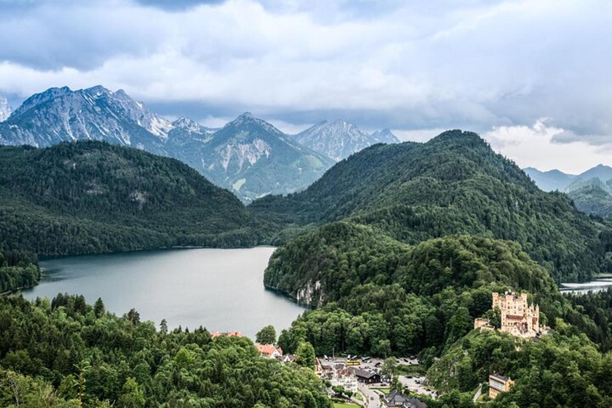 pemandangan tasik dengan latar belakang gunung