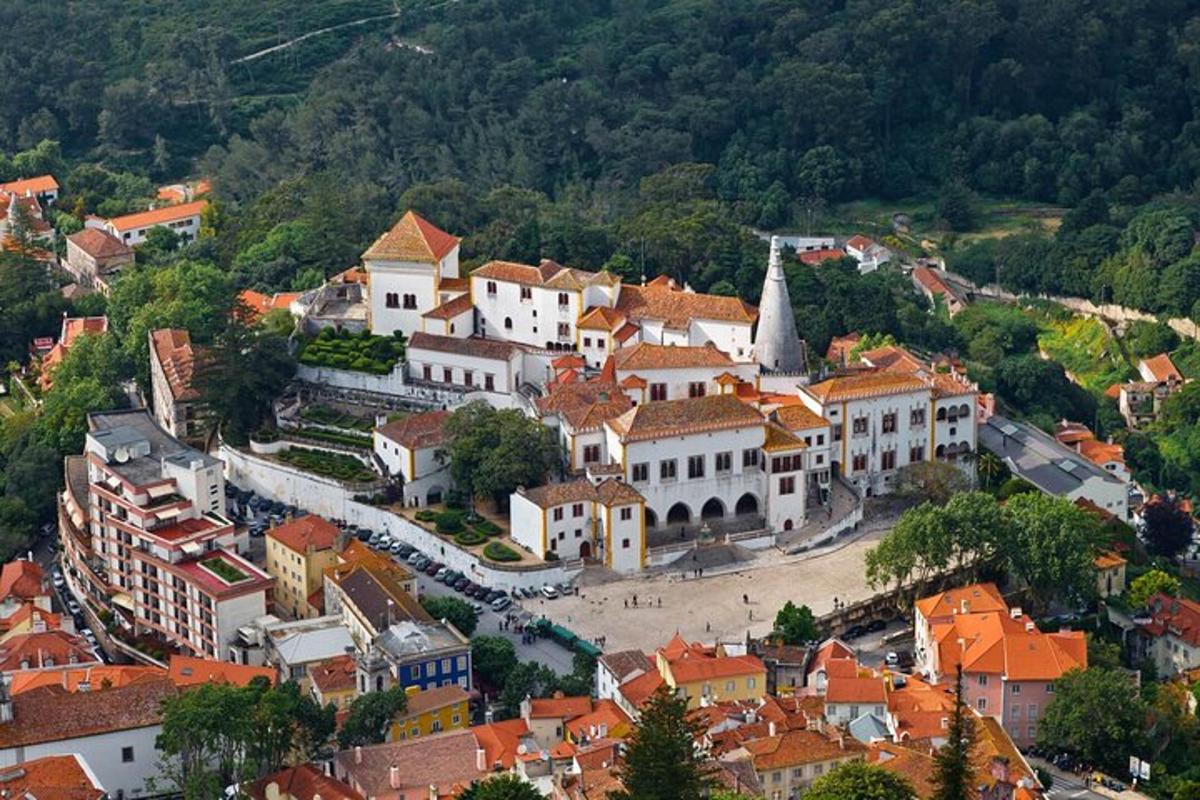 Letecký pohled na město s budovami