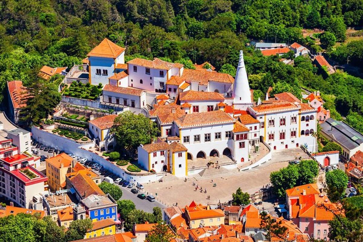 Letecký pohled na vesnici s kostelem