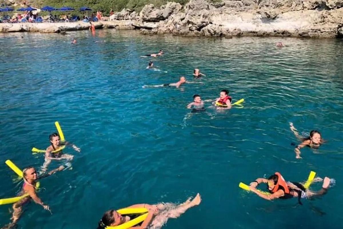 skupina ljudi, ki plavajo v vodi