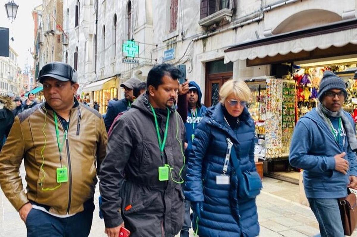um grupo de pessoas caminhando por uma rua