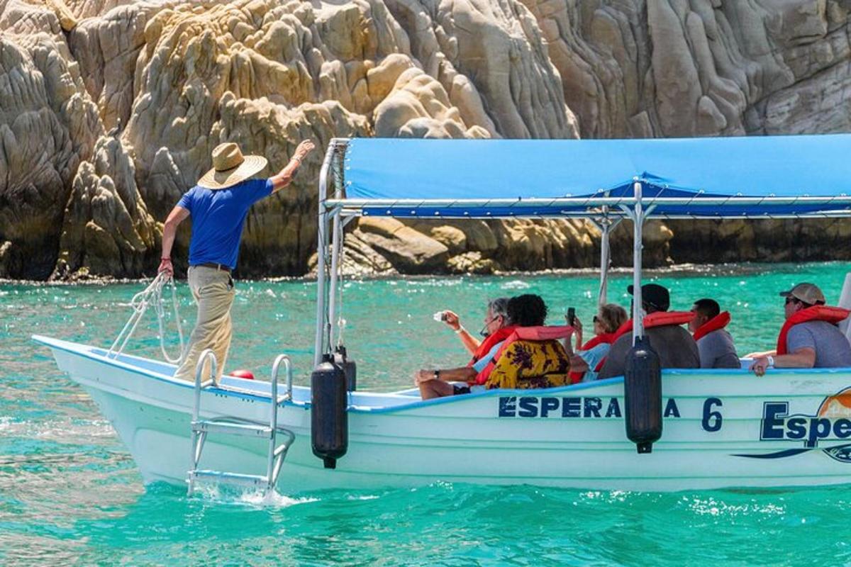 isang grupo ng mga tao sa isang bangka sa tubig