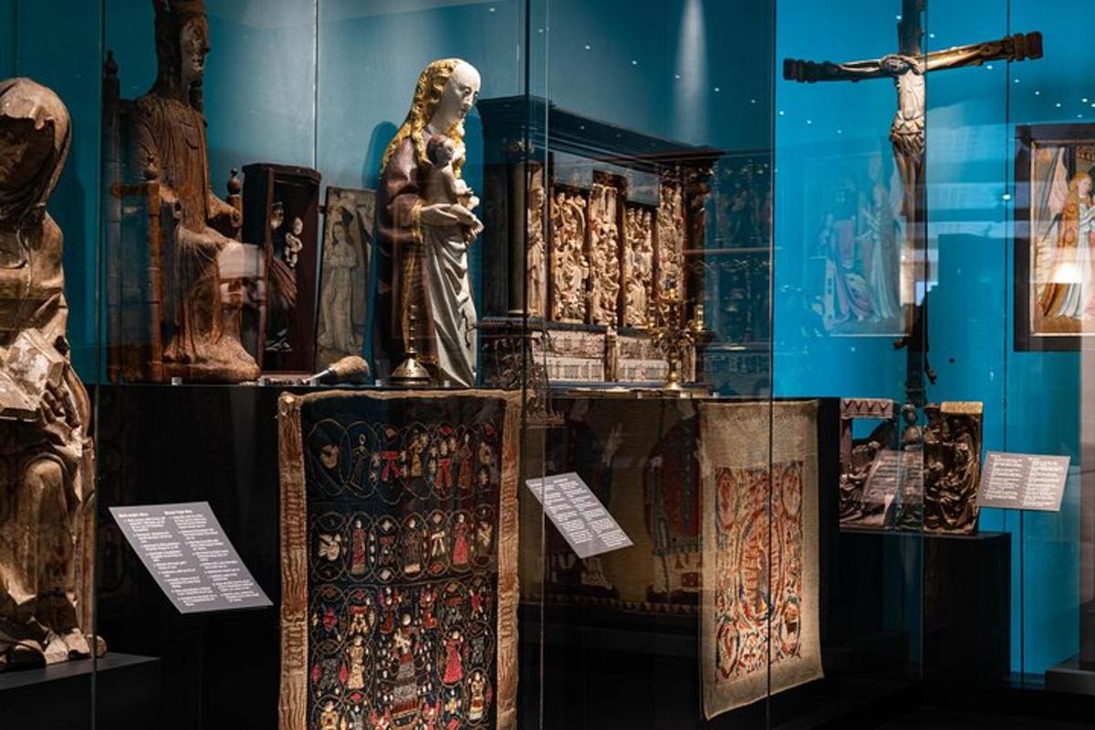 vitrína v múzeu s krížom a artefaktmi