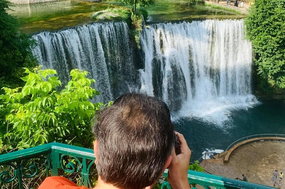 una persona parada frente a una cascada