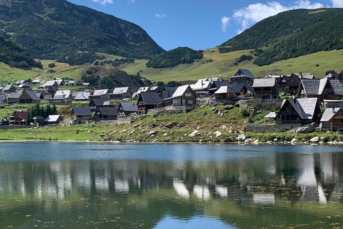 un gruppo di case su una collina vicino a un lago
