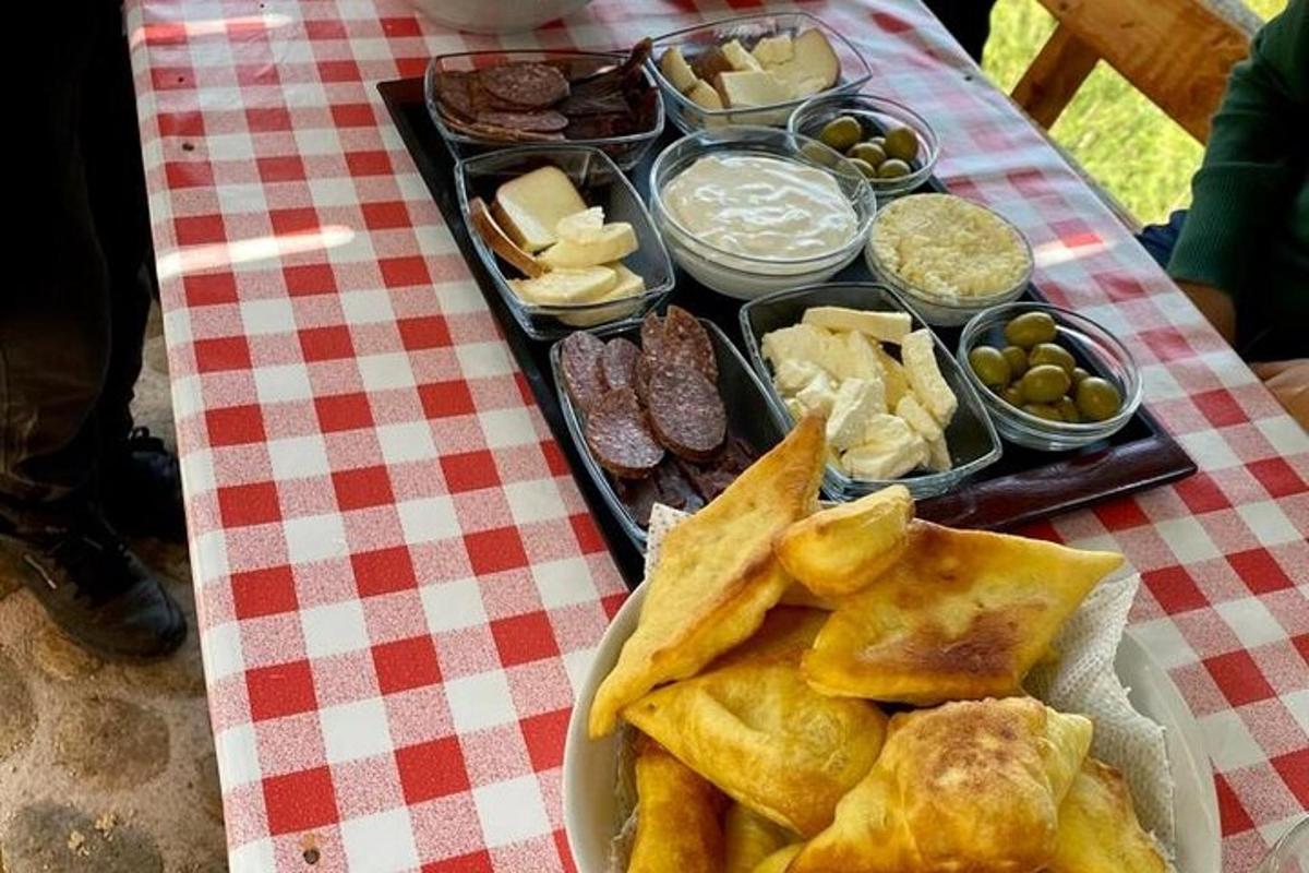 ένα τραπέζι με ένα πιάτο φαγητό σε ένα καρό τραπεζομάντιλο