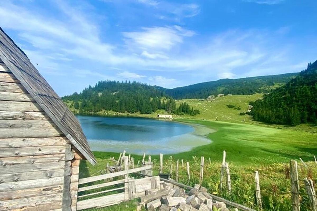 una vista di un lago accanto a un fienile