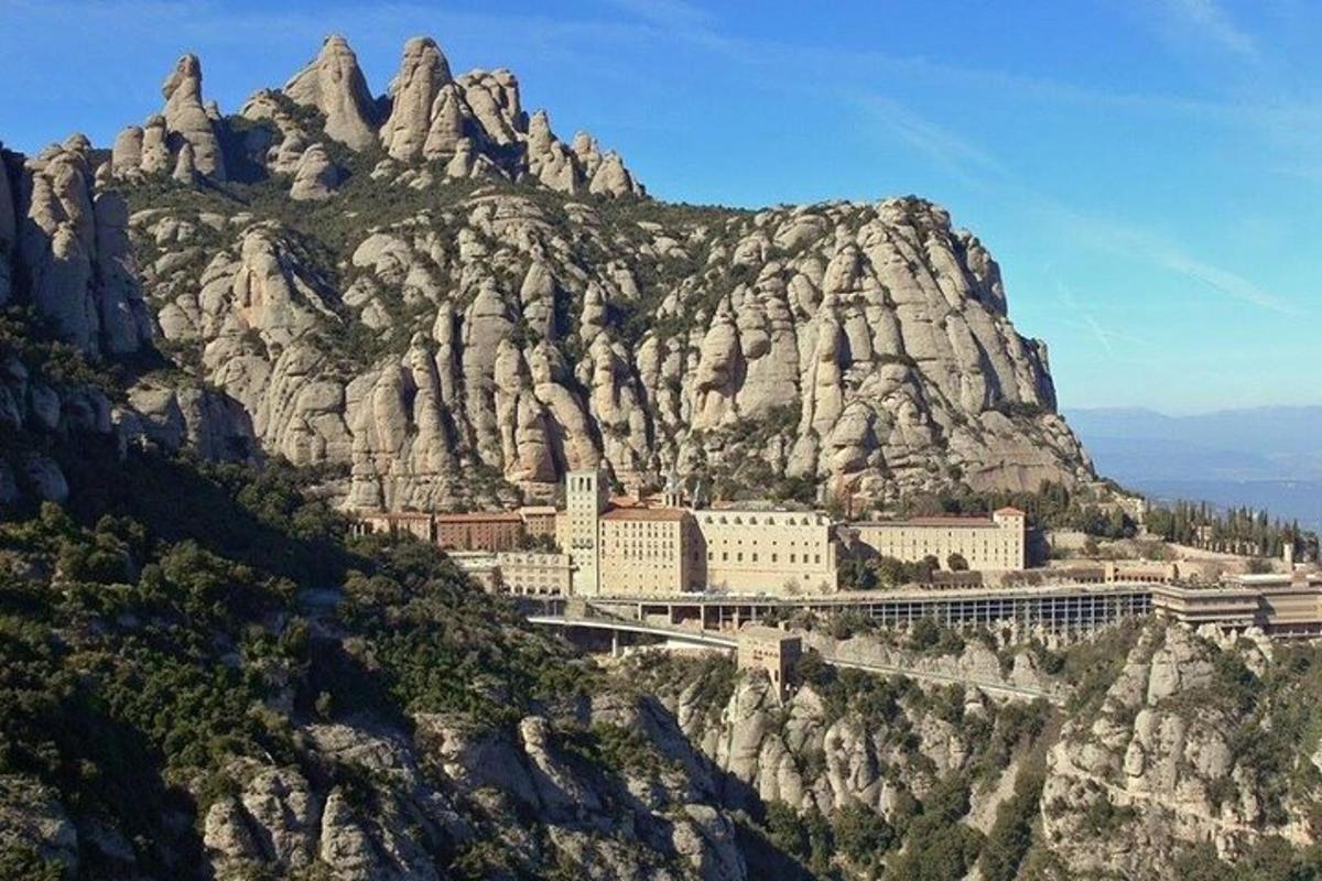 una montaña con un pueblo en la cima