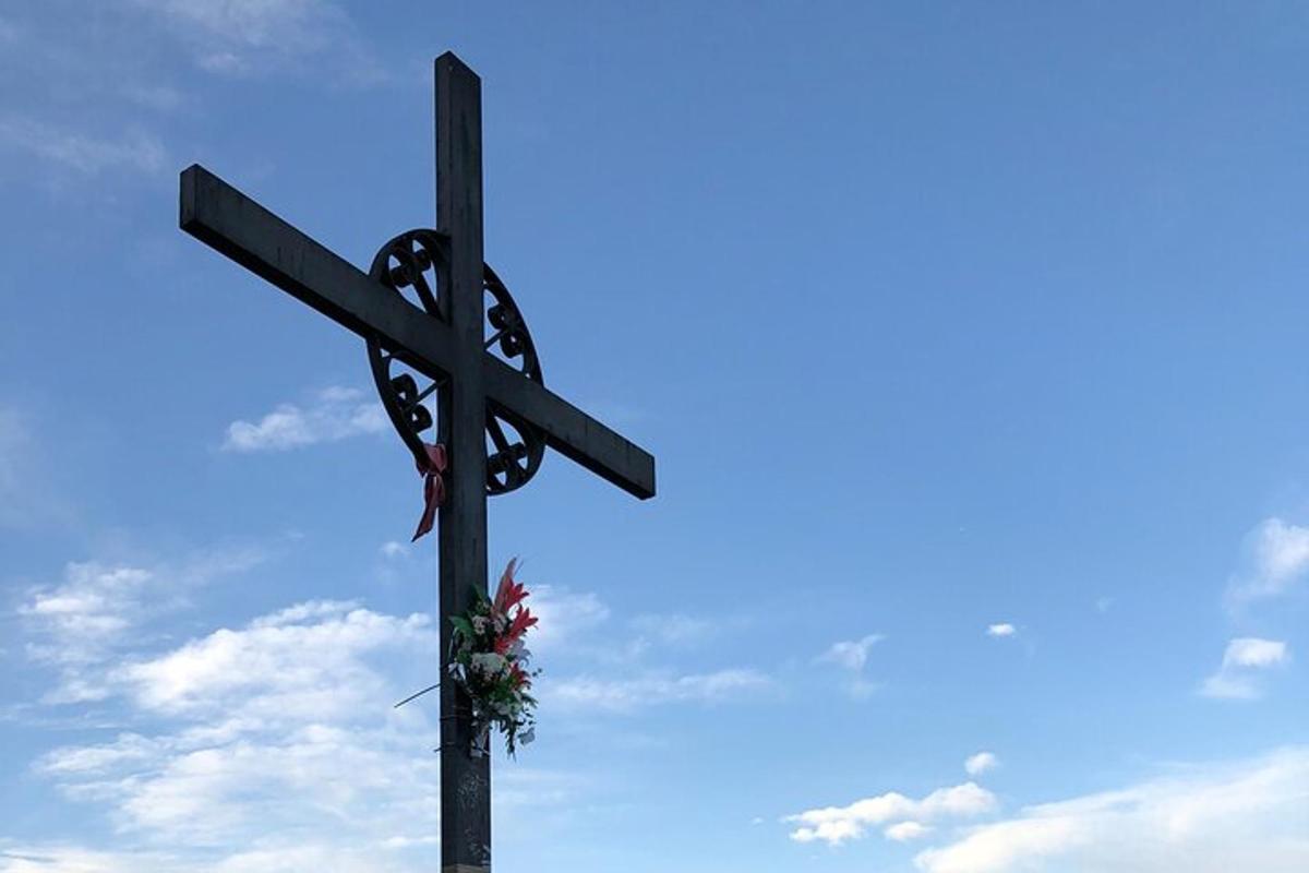 una croce con una corona sopra