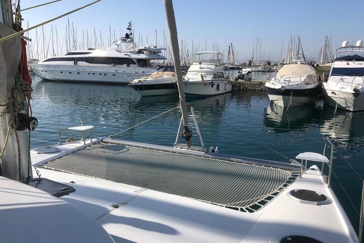 o barcă este andocată într-un port de agrement împreună cu alte ambarcațiuni