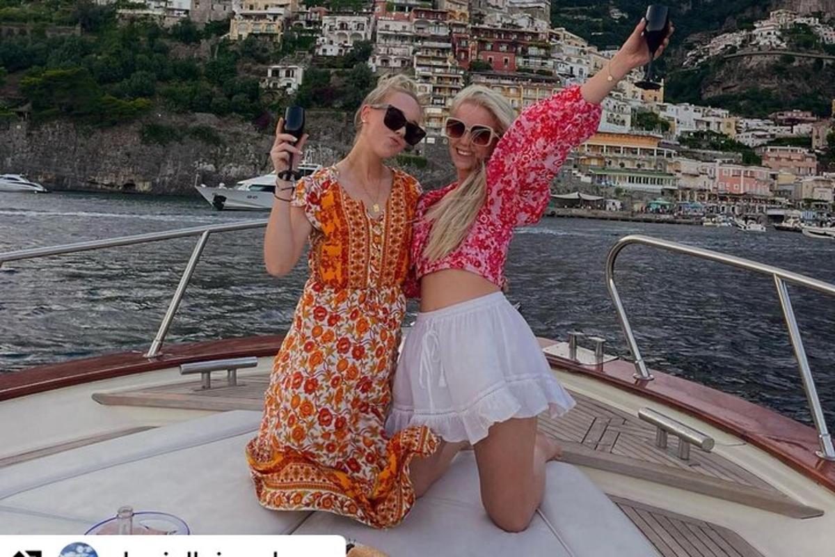due donne su una barca che posano per una foto