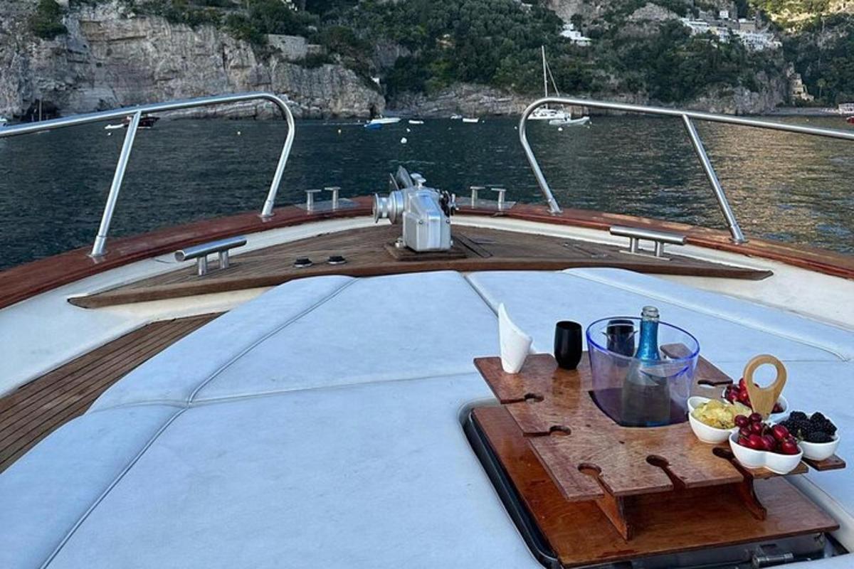 un tavolo su una barca con un vassoio di cibo