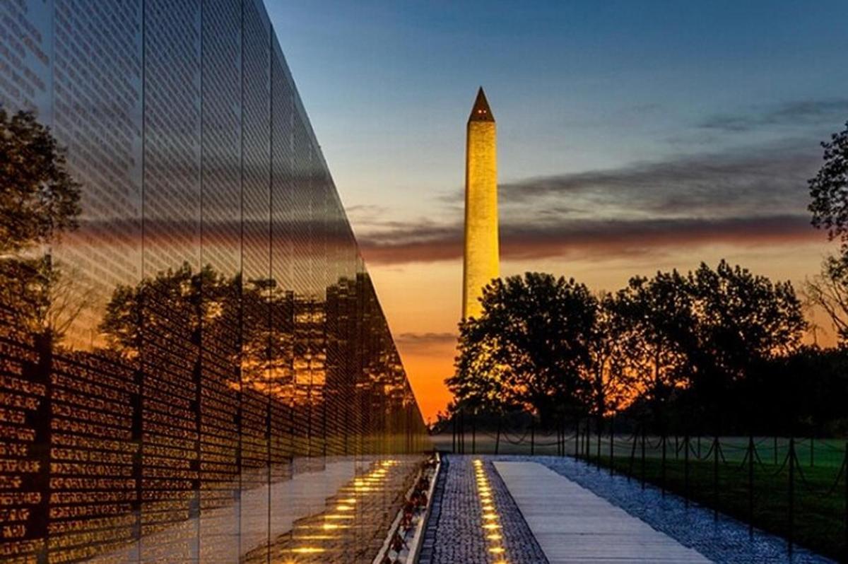 Pohled na Washingtonský monument při západu slunce