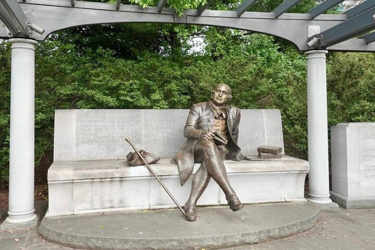 una estatua de un hombre sentado en un banco