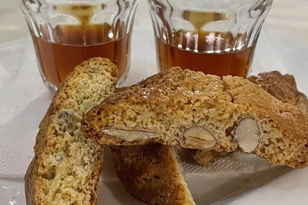 Dos rebanadas de pan en un plato con dos bebidas.