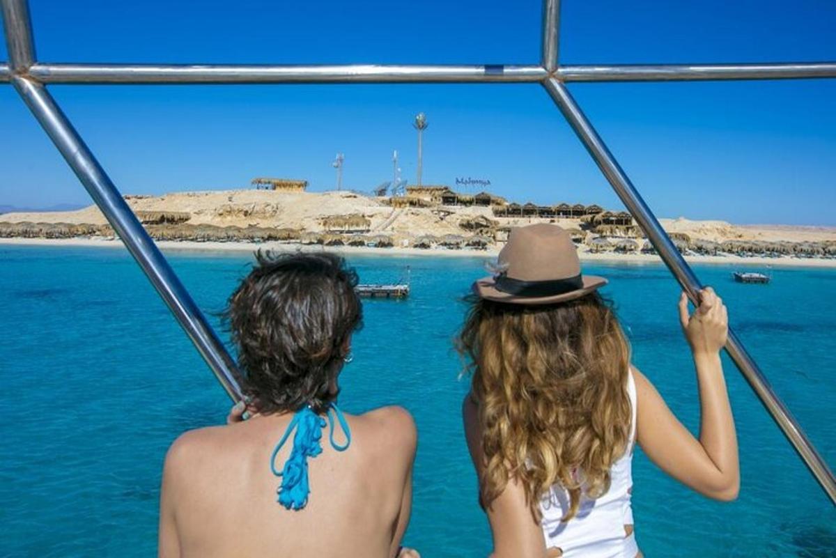 duas mulheres sentadas em um barco na água
