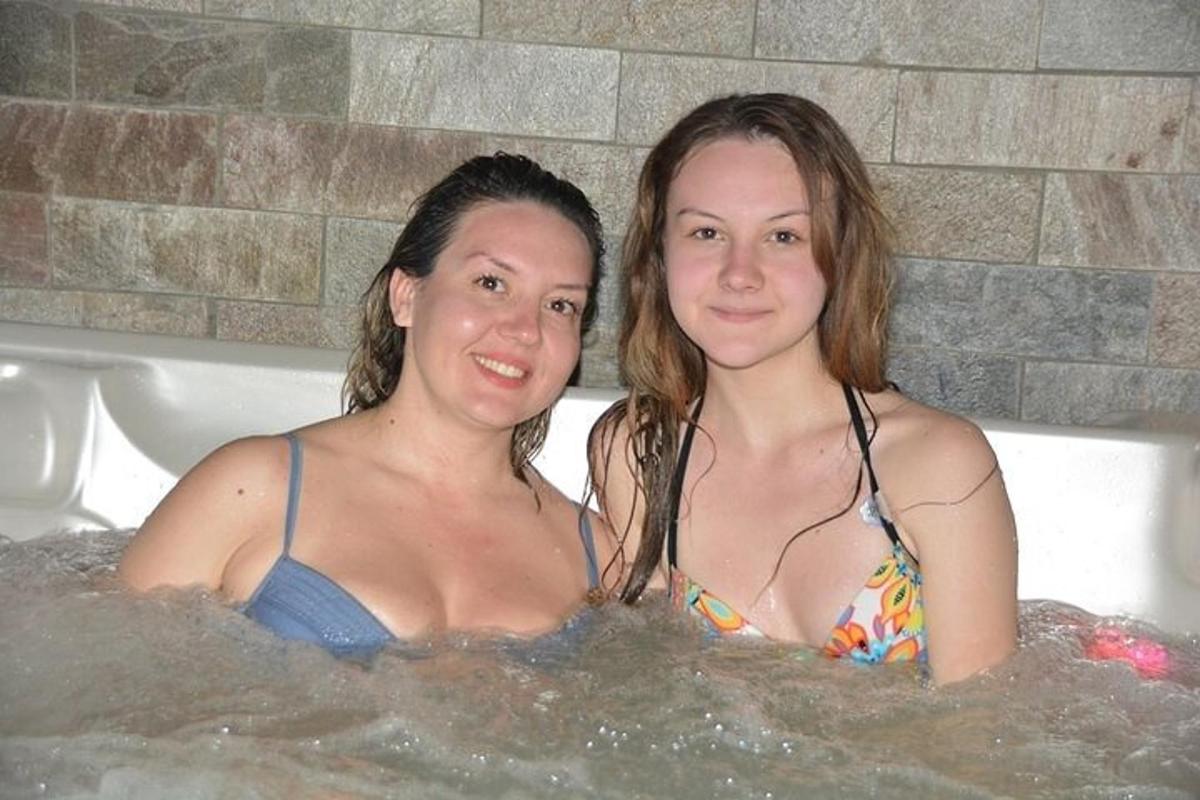 due donne sedute in una vasca da bagno