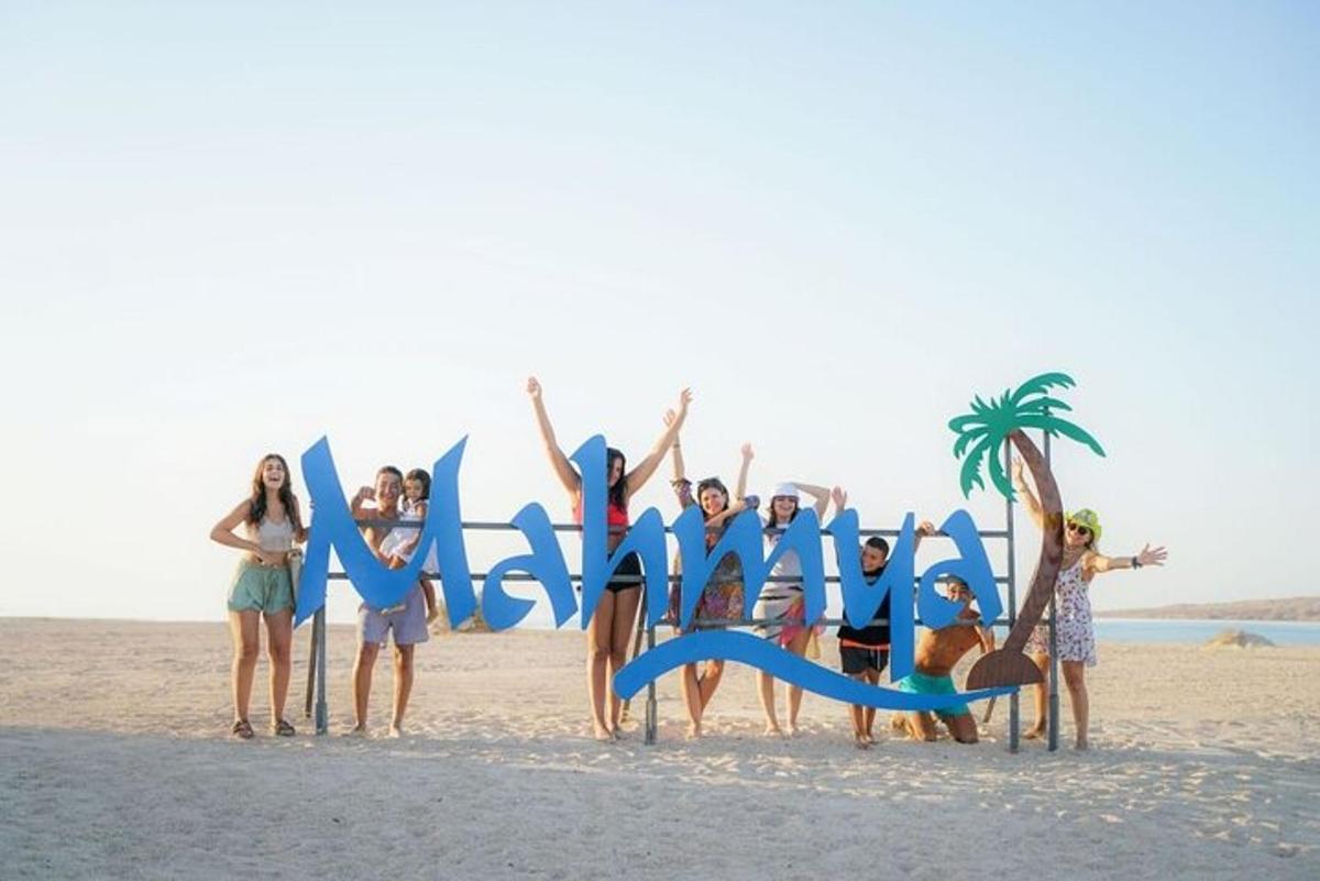 um grupo de pessoas posando para uma foto na praia
