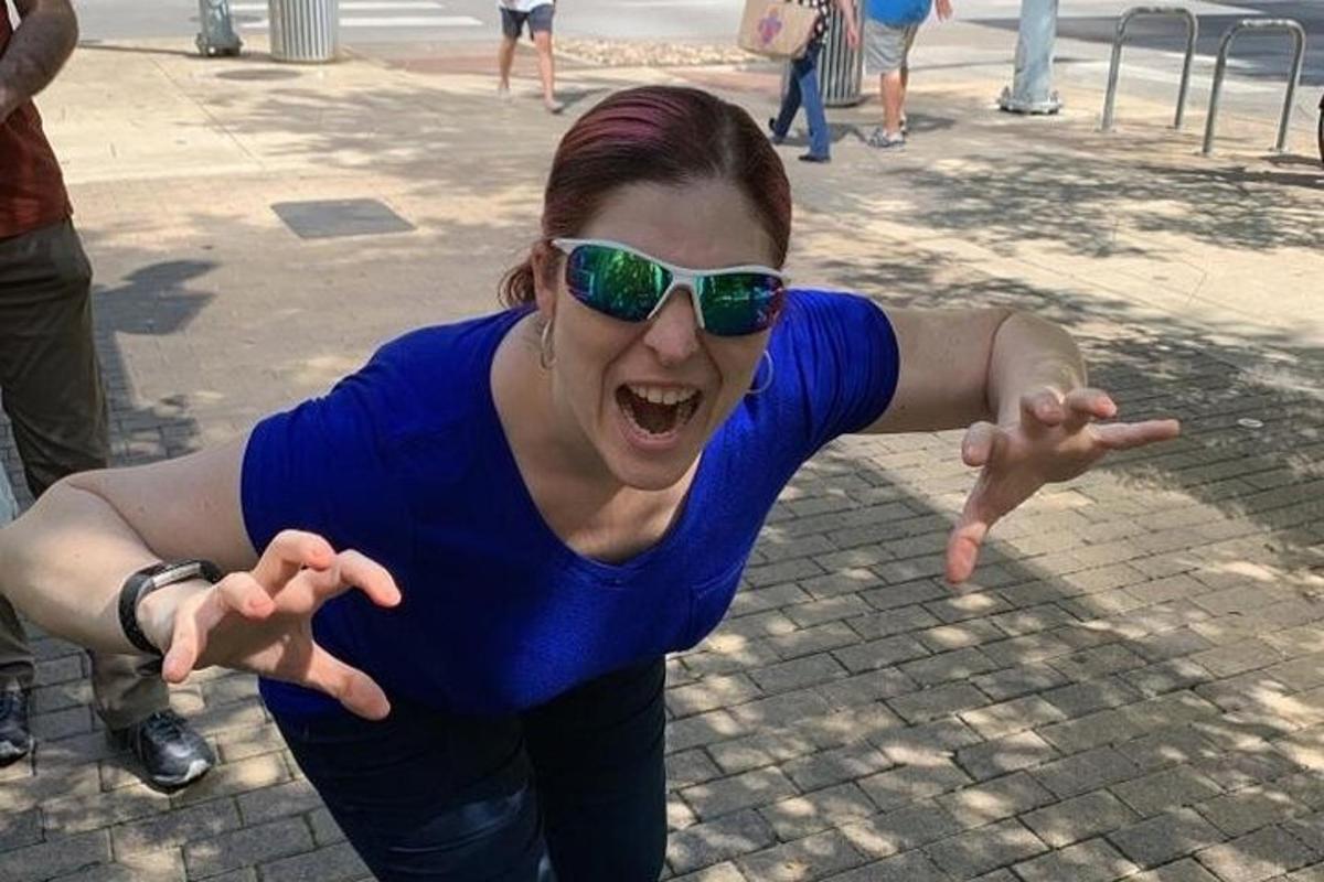 Žena sa sunčanim naočalama pleše na ulici